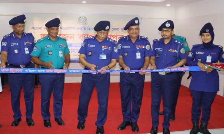 বরিশালে পুলিশ সদস্যদের জন্য অক্সিজেন ব্যাংক উদ্বোধন
