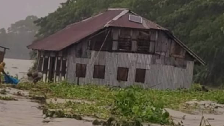 নিম্নচাপে রাঙ্গাবালীর দুই ইউনিয়নে প্লাবন, ঘরবাড়ি জোয়ারে তলিয়ে গেছে