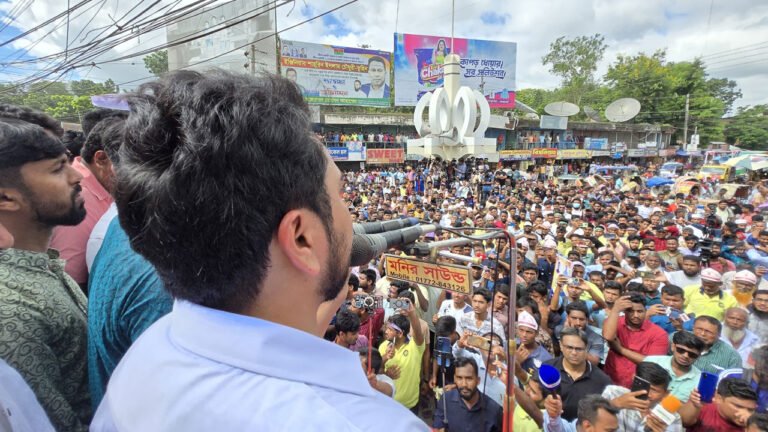 “গণঅভ্যুত্থান দমন করতে ককটেল হামলা, এদেশে মাফিয়াতন্ত্র এখনো আছে ”—কর্মসূচি চলাকালে নাহিদের অভিযোগ