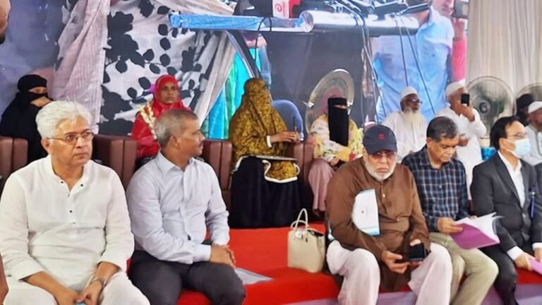 নারায়ণগঞ্জে ‘জুলাই শহীদ স্মৃতিস্তম্ভ’ উদ্বোধন: মেঝেতে উপদেষ্টা, চেয়ারে শহীদ পরিবার—শ্রদ্ধার ব্যতিক্রমী নজির