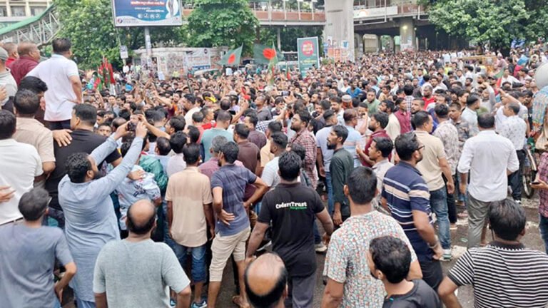 শাহবাগ মোড়ে স্বেচ্ছাসেবক দলের বিক্ষোভ, রাজধানীতে তীব্র যানজট