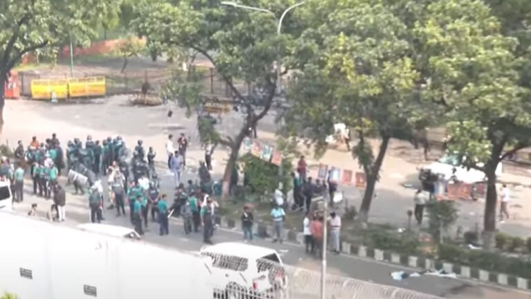 সচিবালয়ের সামনে শিক্ষার্থী-পুলিশ মুখোমুখি