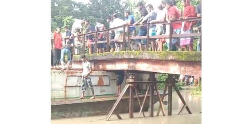 বাউফলে সেতুর নিচ দিয়ে যাওয়ার সময় বাল্কহেডের শ্রমিকের মর্মান্তিক মৃত্যু