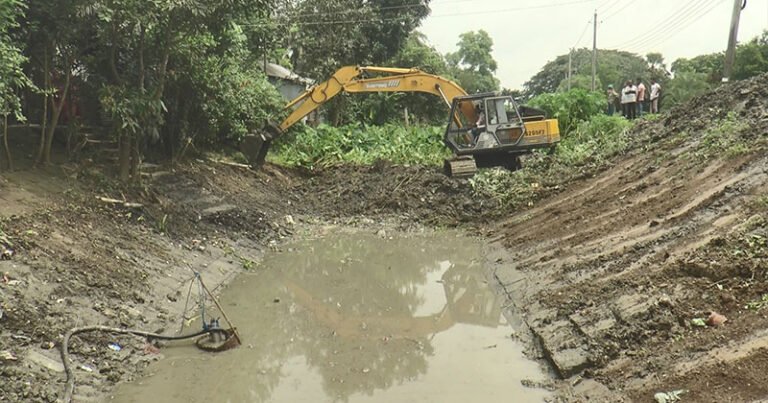 মাদারীপুরে ‘বরিশাল খাল’ পুনরুদ্ধারে খনন শুরু, ফিরছে শহরের প্রাণ