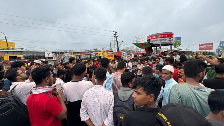 বরিশালে ফের সড়ক অবরোধ, শেবাচিম পরিচালকের সময় প্রার্থনা