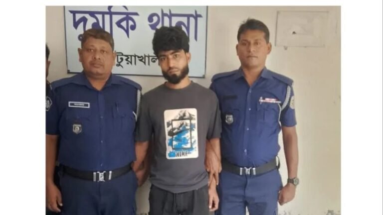 দুমকিতে অভিনব কৌশলে প্রতারণাকালে যুবক আটক