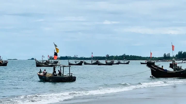 নাফ নদ থেকে আরও ৭ জেলেকে ধরে নিয়ে গেছে আরাকান আর্মি