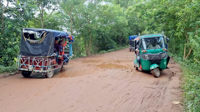 বরাদ্দ সংকটে ভাঙা সড়ক, ভোগান্তিতে বরগুনার মানুষ