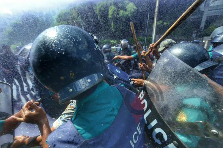 শিক্ষার্থীদের ওপর লাঠিচার্জ অগ্রহণযোগ্য: শিক্ষার্থীদের পাশে বুয়েট ভিসি