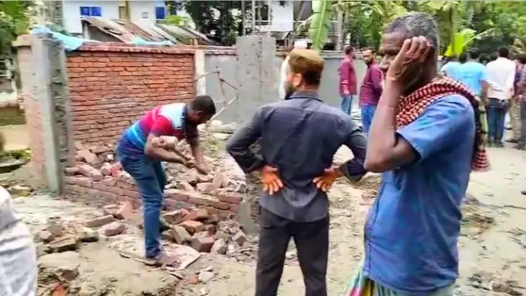 দিনদুপুরে ভোলায় ডিসি বাসভবনের বাউন্ডারি ভাঙচুর