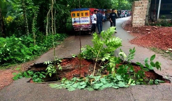 প্রবল বর্ষণে ধ্বসে পড়লো দুই সড়ক, চরম ভোগান্তিতে যাত্রীরা