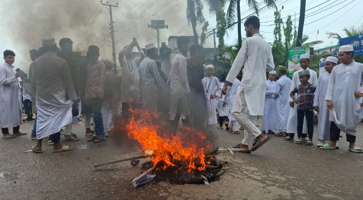 বরিশাল-পটুয়াখালী মহাসড়ক অবরোধে শিক্ষার্থীদের দাবি!