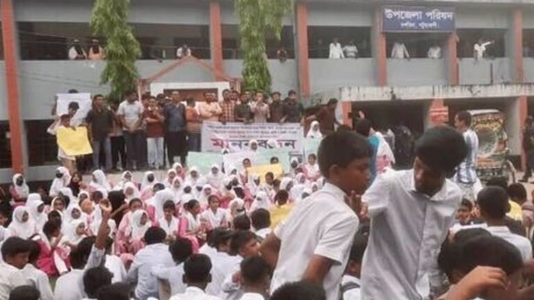 দশমিনায় শিক্ষক দম্পতি লাঞ্ছিতের অভিযোগে ইউএনওর অপসারণ দাবিতে বিক্ষোভ