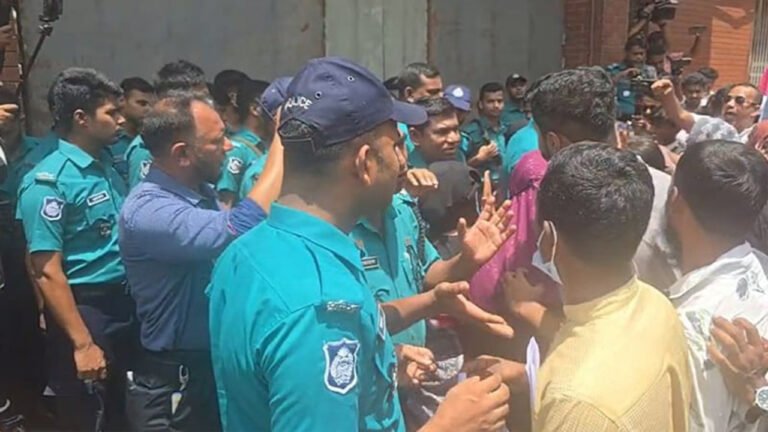 আইন উপদেষ্টার পদত্যাগের দাবিতে শহীদ পরিবার ও আহতদের বিক্ষোভ
