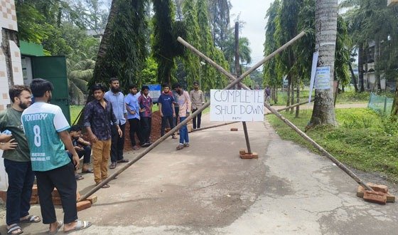 পবিপ্রবি বরিশাল ক্যাম্পাসে শিক্ষার্থীদের ‘শাটডাউন’ আন্দোলন