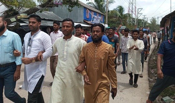 তালতলীতে ভিপি নুরের ওপর হামলার প্রতিবাদে বিক্ষোভ মিছিল