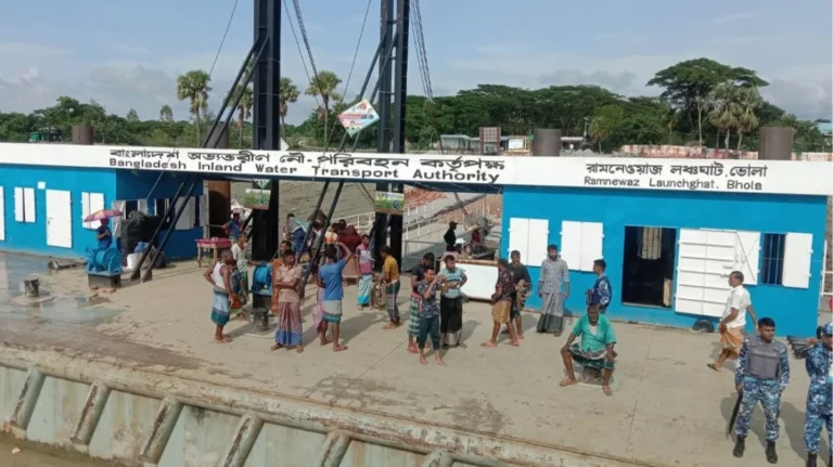 ভোলার ১০ নৌরুটে লঞ্চ চলাচল বন্ধ