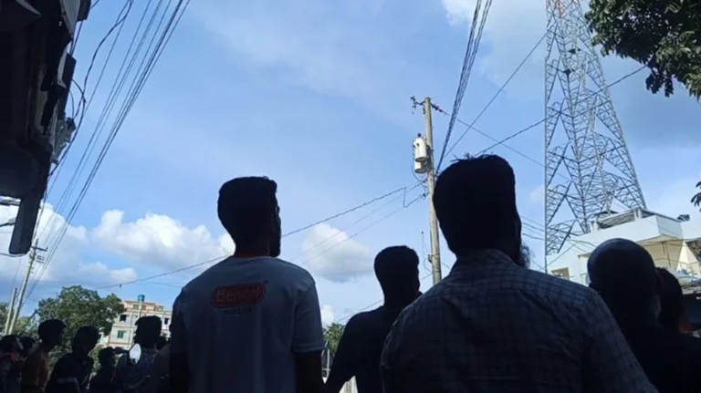 বিদ্যুতের টাওয়ারে মানসিক ভারসাম্যহীন ব্যক্তি, অচল পুরো উপজেলা