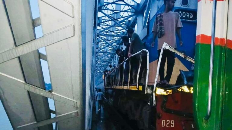 আশুগঞ্জ রেলসেতুতে মহানগর এক্সপ্রেসের ইঞ্জিন বিকল, আপ লাইনে ট্রেন চলাচল বন্ধ