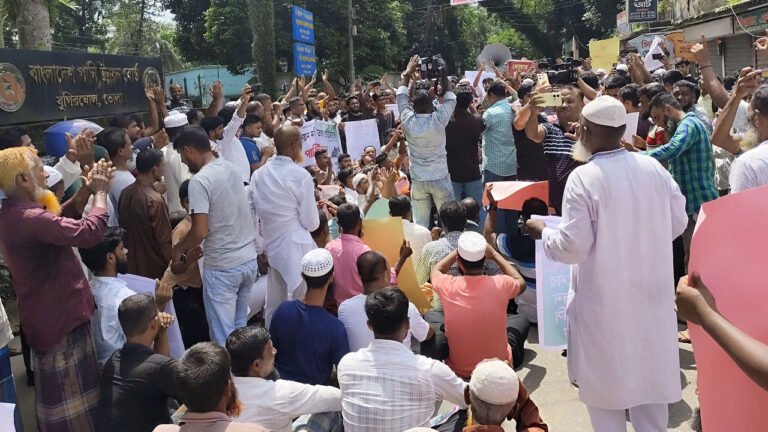 ভোলায় নদীভাঙন থেকে ভিটেমাটি রক্ষায় পাউবো কার্যালয় ঘেরাও