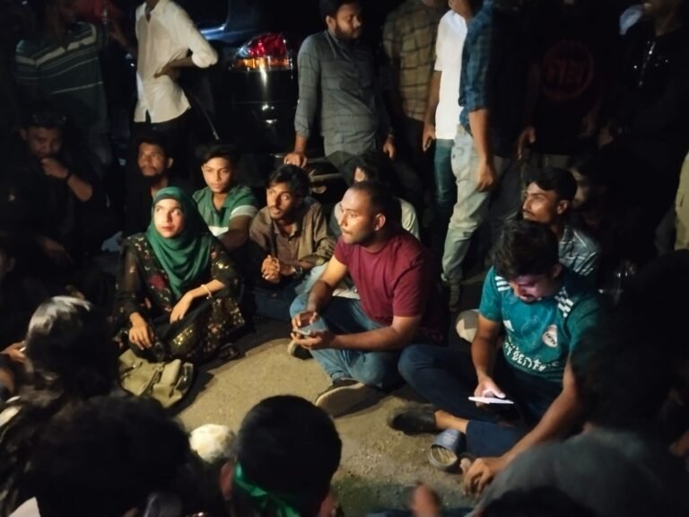 বরিশাল কোতোয়ালি থানায় ছাত্র-জনতার উত্তেজনাপূর্ণ অবস্থান