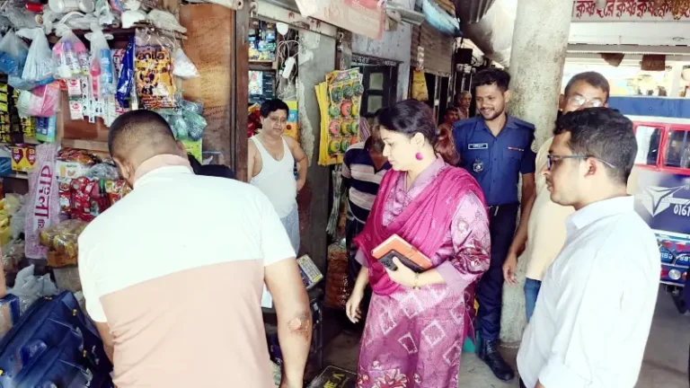 গৌরনদীতে ভ্রাম্যমান আদালতের অভিযানে বিপুল পলিথিন জব্দ, জরিমানা আদায়