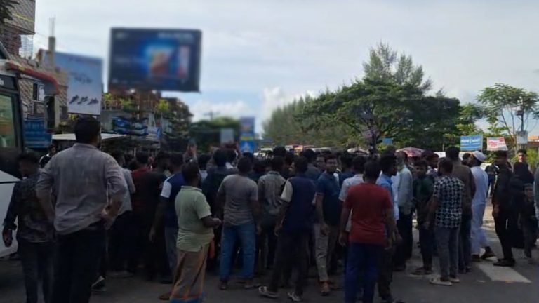 বরিশাল বিশ্ববিদ্যালয়ে তিন দফা দাবিতে মহাসড়ক অবরোধ