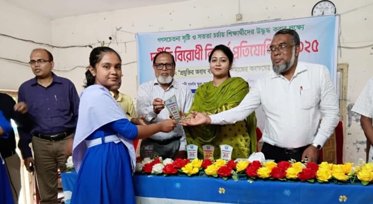 গৌরনদীতে দুর্নীতি বিরোধী বিতর্কে শিক্ষার্থীদের উচ্ছ্বাস