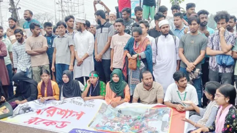 স্বাস্থ্য সেবার সংকটে বরিশালে ছাত্র-জনতার ‘বরিশাল ব্লকেড’ কর্মসূচি