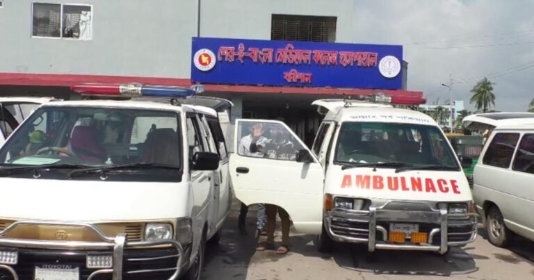 বরিশালে বেসরকারি অ্যাম্বুলেন্স মালিক-শ্রমিকদের ধর্মঘট, পার্কিং দাবি