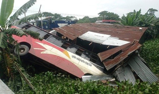 গৌরনদীতে নিয়ন্ত্রণ হারিয়ে যাত্রীবাহী বাস খালে, আহত ১০