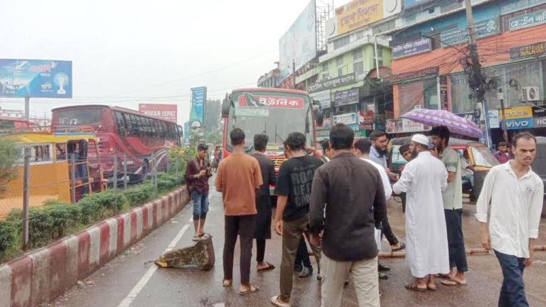 বরিশালে স্বাস্থ্যখাতের অব্যবস্থাপনার বিরুদ্ধে ছাত্র-জনতার সড়ক অবরোধ