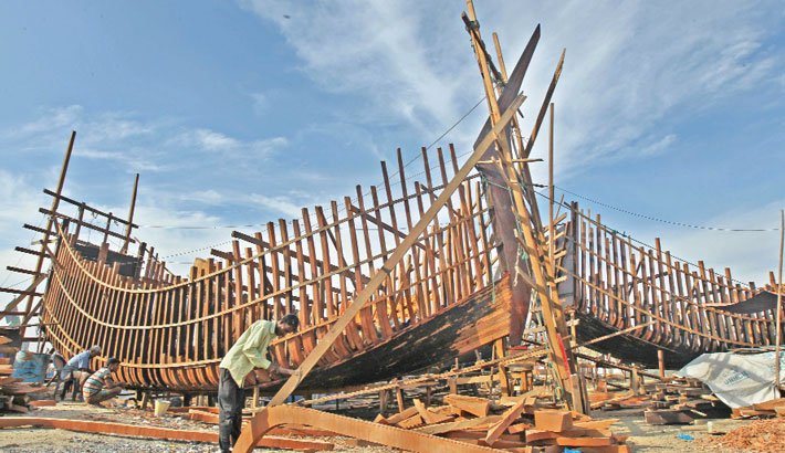 ভোলার গজারিয়ায় নৌকা নির্মাণের ঐতিহ্য জ্বলজ্বল করছে কাঠের বৈঠায়