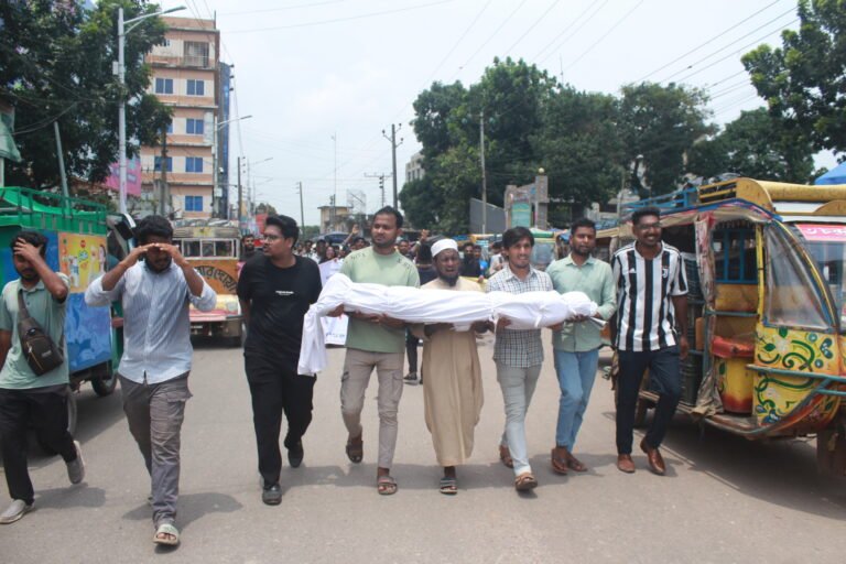 তিন দফা দাবিতে বরিশালে কফিন নিয়ে উত্তাল বিক্ষোভ