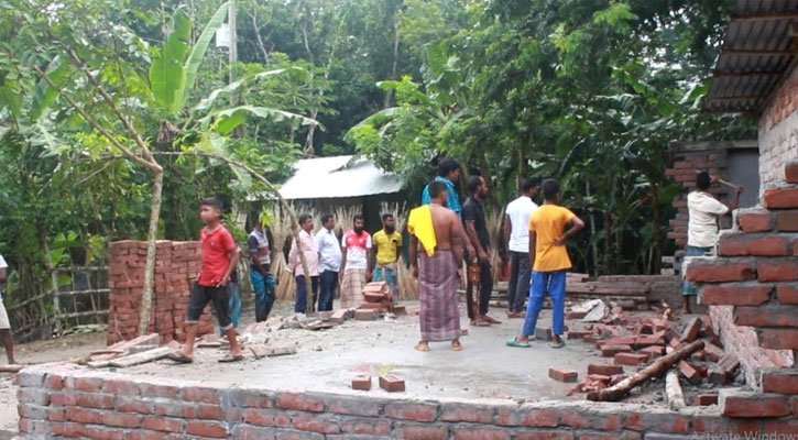 চরবাড়িয়ায় সরকারি খাল দখল, চারটি পাকা দোকান ভেঙে দিল প্রশাসন