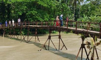 কাঁঠালিয়ায় ঝুঁকিপূর্ণ ব্রিজ স্বেচ্ছাশ্রমে মেরামত