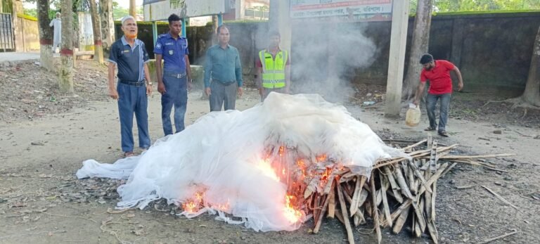 হিজলায় মেঘনা অভিযানে অবৈধ জালসহ তিন জেলে আটক