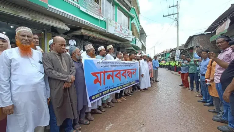 রাঙ্গাবালীতে শিক্ষকের লাঞ্ছনার প্রতিবাদে ঘন্টাব্যাপী মানববন্ধন