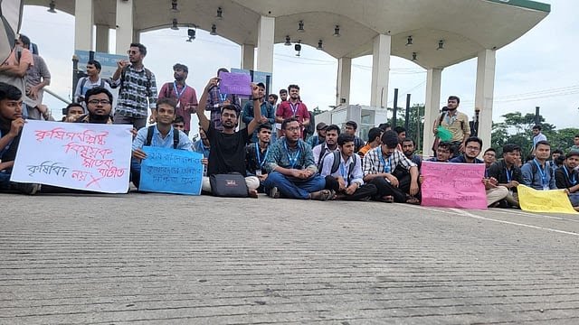 তিন দফা দাবিতে পবিপ্রবি শিক্ষার্থীদের পায়রা সেতু অবরোধ