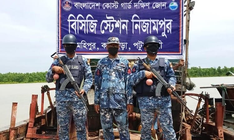 মহিপুরে অবৈধ ট্রলার জব্দ, কোস্টগার্ডের অভিযানে কঠোর ব্যবস্থা