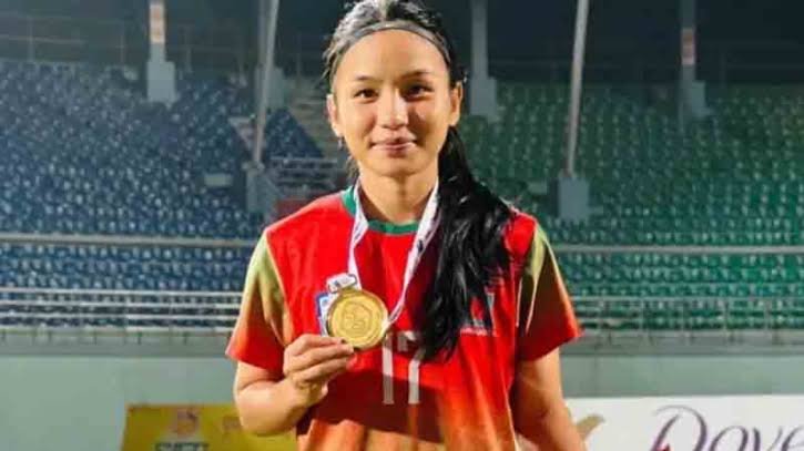 জাতীয় দলের নারী ফুটবলার ঋতুপর্ণাকে বাড়ি নির্মাণ করে দেবে বিসিবি