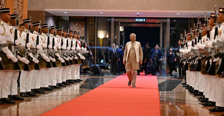 লাল গালিচায় মালয়েশিয়ার অভ্যর্থনা পেলেন প্রধান উপদেষ্টা