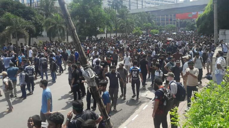 টিয়ারশেল-সাউন্ড গ্রেনেডে ছত্রভঙ্গ শিক্ষার্থীদের মিছিল