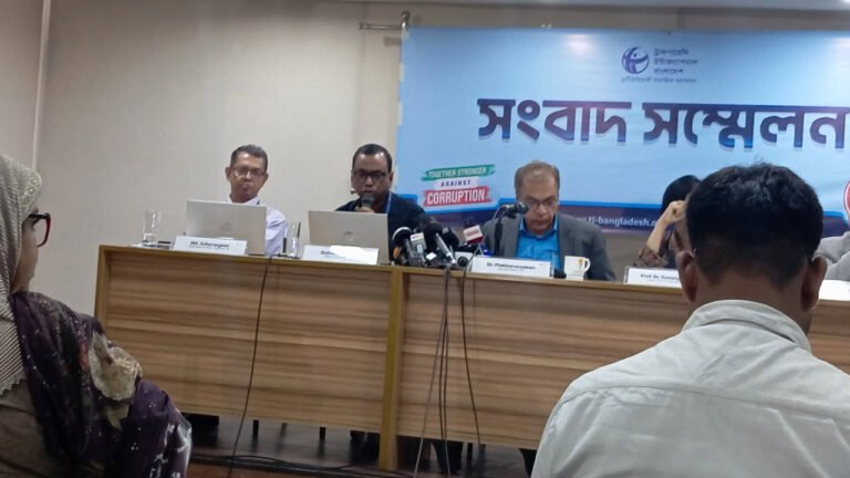 গণমাধ্যম নিয়ন্ত্রণের ভিন্ন কৌশল অব্যাহত, তথ্য প্রবাহেও জট — টিআইবি