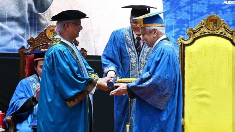 মালয়েশিয়ার ইউকেএম থেকে অধ্যাপক ইউনূসকে সম্মানসূচক ডক্টরেট ডিগ্রি প্রদান