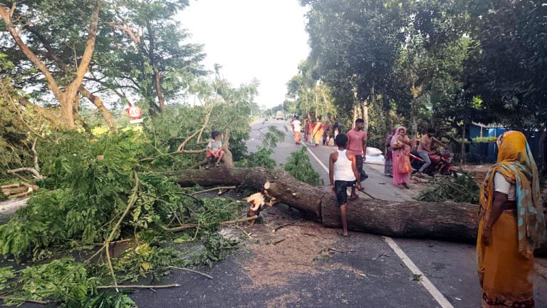ভাঙ্গায় টানা তৃতীয় দিনের মতো মহাসড়ক অবরোধ, অচল যোগাযোগ ব্যবস্থা