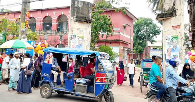 নিরাপত্তাহীনতায় শতবর্ষী বরিশাল সদর হাসপাতাল, ঝুঁকিপূর্ণ ভবনে চলছে চিকিৎসা সেবা