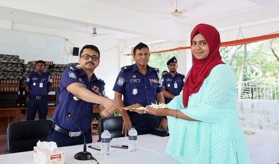 বরগুনায় মাত্র ১২০ টাকায় পুলিশে চাকরি পেলেন ১২ তরুণ-তরুণী