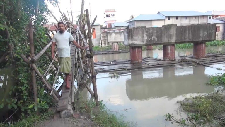 ৩ বছরেও শেষ হয়নি সেতুর কাজ, ভোগান্তিতে ১৫টি গ্রামের মানুষ