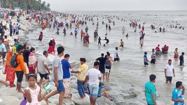 কুয়াকাটায় বর্ষার ঢেউ দেখতে ছুটির দিনে পর্যটকদের উপচে পড়া ভিড়